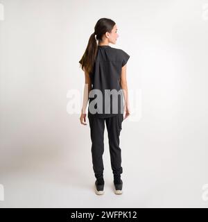 Teenage Girl Wearing Scrubs fond blanc avec Copy Space Studio Lighting Banque D'Images