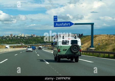 Panneau d'autoroute bleu au-dessus de la route en Allemagne sur les trajets de camionnette sur la route. Allemagne. Banque D'Images