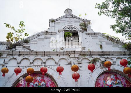 Georgetown, Penang, Malaisie - 29 janvier 2023 : façade du bâtiment du patrimoine de Campbell Street Market décoré avec des lanternes chinoises pour le nouvel an Banque D'Images