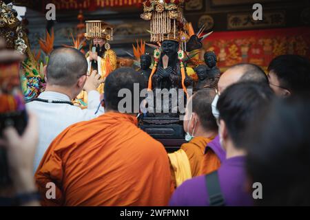 Georgetown, Penang, Malaisie - 29 janvier 2023 : les visiteurs regardant l'autel du temple Chau Yuan Gong préparé pour Thnee Kong Sehs (Empereur de Jade) Banque D'Images