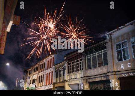 Georgetown, Penang, Malaisie - 29 janvier 2023 : feux d'artifice pour le nouvel an chinois dans le quartier traditionnel du patrimoine chinois Banque D'Images