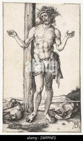Christ comme un homme d'intelligence, avec les mains levées, Albrecht Dürer, 1498 - 1502 print Christ, debout près de la croix (dont seule la barre verticale est visible), les mains, les stigmates enclins. À ses pieds un crâne, des dés, un bâton avec une éponge, une forêt de branches et un tapis ou un manteau. Nuremberg gravure sur papier figure entière, assis ou debout de l'Homme des douleurs Banque D'Images