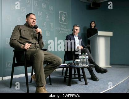 Non exclusif : KIEV, UKRAINE - le 30 JANVIER 2024 - Chef du Bureau du Président ukrainien Andrii Yermak (à gauche) et ancien Secrétaire général de l'OTAN A Banque D'Images