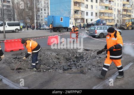 Non exclusive : KHARKIV, UKRAINE - 31 JANVIER 2024 - les employés des services publics éliminent les conséquences d'une attaque de drone russe sur la ville et#x92;s re Banque D'Images