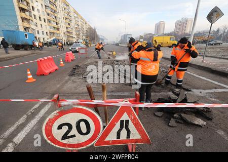 Non exclusive : KHARKIV, UKRAINE - 31 JANVIER 2024 - les employés des services publics éliminent les conséquences d'une attaque de drone russe sur la ville et#x92;s re Banque D'Images