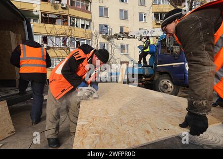 Non exclusive : KHARKIV, UKRAINE - 31 JANVIER 2024 - les employés des services publics éliminent les conséquences d'une attaque de drone russe sur la ville et#x92;s re Banque D'Images