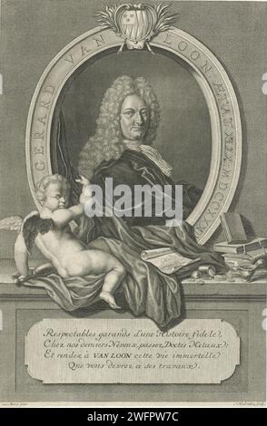 Portrait de Gerard van Loon, Jacob Houbraken, d'après Frans van Mieris, 1732 - 1780 buste imprimé à droite de Gerard van Loon à l'âge de 49 ans dans un ovale avec une écriture de bordure et avec une arme en haut. Le portrait repose sur un piédestal avec un cartouche avec un verset de quatre lignes en français. A gauche sur le piédestal à côté du portrait un putto qui maintient un morceau de rideau ouvert et livre à droite, une lampe à huile et des pièces de monnaie. Amsterdam gravure sur papier Cupids : 'Amores', 'Amorettit', 'Putti' Banque D'Images