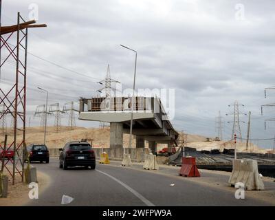 Gizeh, Egypte, janvier 25 2024 : un nouveau pont en construction, pont de circulation incomplet pour les véhicules, Egypte nouveaux projets immobiliers et infrastructures Banque D'Images