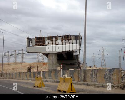 Gizeh, Egypte, janvier 25 2024 : un nouveau pont en construction, pont de circulation incomplet pour les véhicules, Egypte nouveaux projets immobiliers et infrastructures Banque D'Images