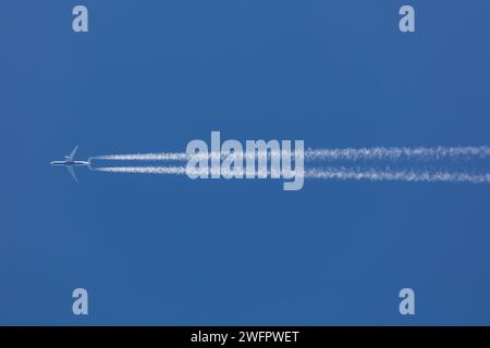 Dessous d'un Boeing 777-300 reg C-FIUV d'Air Canada volant à haute altitude 37 000 pieds de Munich à Toronto dans un ciel bleu clair avec des traînées Banque D'Images