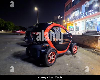 Le Caire, Egypte, octobre 12 2023 : la Renault Twizy, une microvoiture électrique à deux places conçue et commercialisée par Renault, quadricycle léger ou lourd Banque D'Images