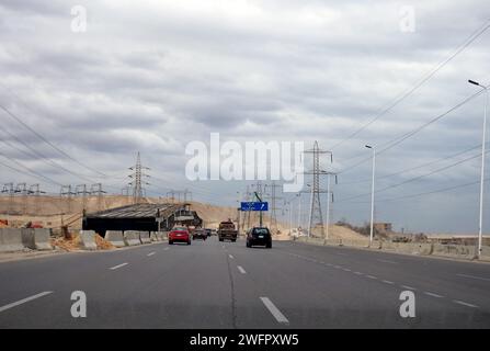 Gizeh, Egypte, janvier 25 2024 : un nouveau pont en construction, pont de circulation incomplet pour les véhicules, Egypte nouveaux projets immobiliers et infrastructures Banque D'Images