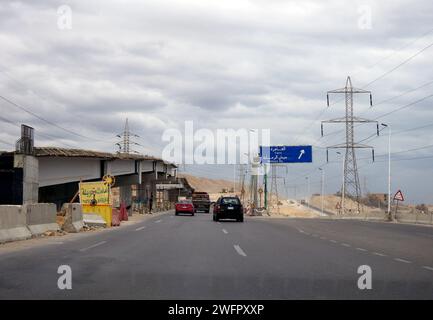 Gizeh, Egypte, janvier 25 2024 : un nouveau pont en construction, pont de circulation incomplet pour les véhicules, Egypte nouveaux projets immobiliers et infrastructures Banque D'Images