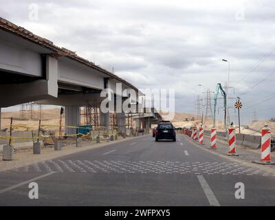 Gizeh, Egypte, janvier 25 2024 : un nouveau pont en construction, pont de circulation incomplet pour les véhicules, Egypte nouveaux projets immobiliers et infrastructures Banque D'Images