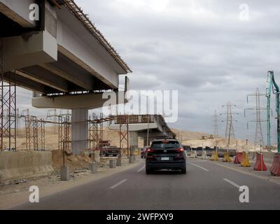 Gizeh, Egypte, janvier 25 2024 : un nouveau pont en construction, pont de circulation incomplet pour les véhicules, Egypte nouveaux projets immobiliers et infrastructures Banque D'Images