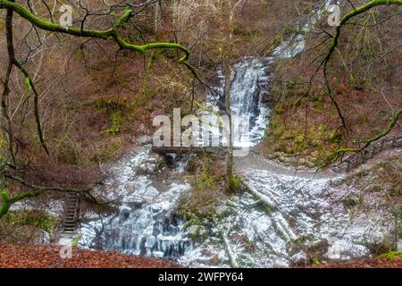 Une promenade hivernale le long des cascades gelées à Birks of Aberfeldy, Perthshire, Écosse Banque D'Images