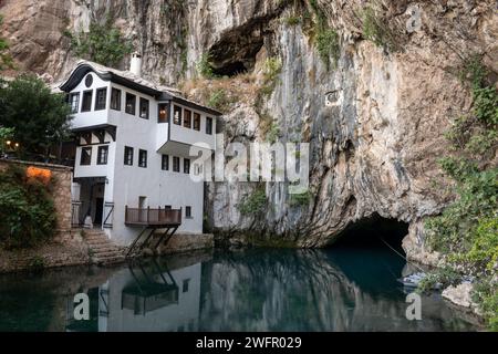 Blagaj tekke et source de la rivière Buna au pied de la falaise de pierre. Dervish tekke près de Mostar Banque D'Images