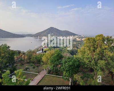 Vue lointaine de la statue de Hakim Khan sur à Moti Magri à Udaipur, Rajasthan, Inde. Il est situé près du célèbre lac Fateh Sagar Banque D'Images