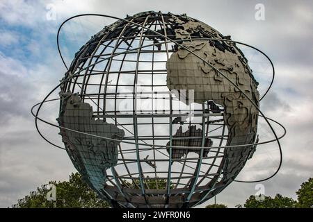 Esplanade de l'unisphere du célèbre Flushing Meadows-Corona Park dans le Queens Borough de New York (USA), avec l'océan Atlantique. Banque D'Images