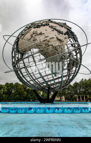 Photo verticale de l'unisphere du célèbre parc Flushing Meadows-Corona dans le quartier Queens de New York (États-Unis), observant l'Afrique. Banque D'Images