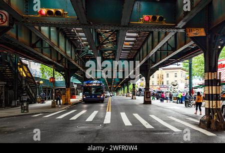 Une des sections de l'avenue Grand Concourse dans le Bronx, avec des rails de métro dans l'air dans la ville. Banque D'Images