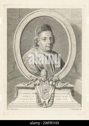 Portrait du pape Clemens XIII, Cornelis van Noorde, d'après Antonio Capellan, 1758 impression Portrait du pape Clemens XIII avec son arme papale sous le portrait. Il est devenu pape le 6 juillet 1758. Haarlem gravure sur papier / gravure Banque D'Images