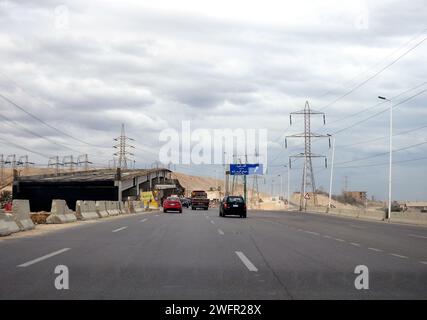 Gizeh, Egypte, janvier 25 2024 : un nouveau pont en construction, pont de circulation incomplet pour les véhicules, Egypte nouveaux projets immobiliers et infrastructures Banque D'Images