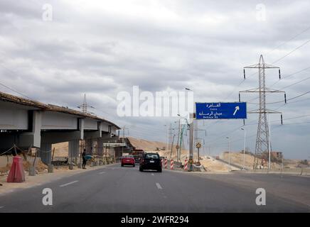 Gizeh, Egypte, janvier 25 2024 : un nouveau pont en construction, pont de circulation incomplet pour les véhicules, Egypte nouveaux projets immobiliers et infrastructures Banque D'Images