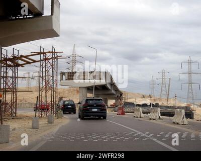 Gizeh, Egypte, janvier 25 2024 : un nouveau pont en construction, pont de circulation incomplet pour les véhicules, Egypte nouveaux projets immobiliers et infrastructures Banque D'Images