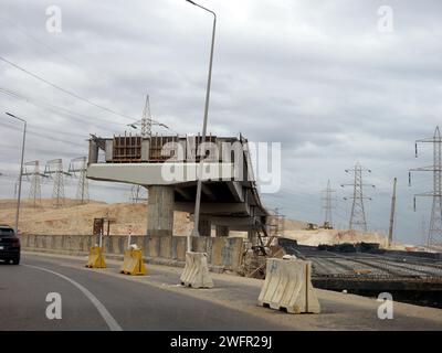 Gizeh, Egypte, janvier 25 2024 : un nouveau pont en construction, pont de circulation incomplet pour les véhicules, Egypte nouveaux projets immobiliers et infrastructures Banque D'Images