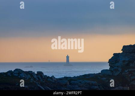 Côte avec Phare du four près d'Argenton en Bretagne, France Banque D'Images