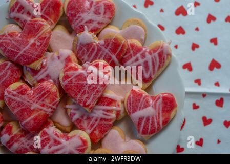 Biscuits en velours rouge ou brownie sur coeur en forme Banque D'Images