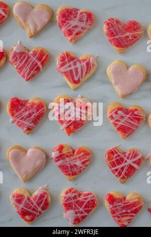 Biscuits en velours rouge ou brownie sur coeur en forme Banque D'Images