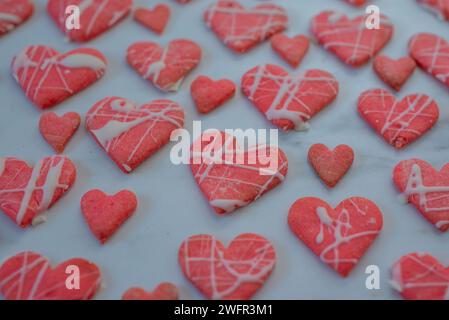 Biscuits en velours rouge ou brownie sur coeur en forme Banque D'Images