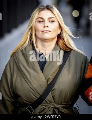 AMSTERDAM - Roxeanne Hazes arrive au tribunal pour les auditions de témoins dans le cas de Rachel Hazes. Roxeanne et deux anciens associés de sa mère Rachel doivent témoigner dans une affaire concernant une procuration au nom de Rachel. ANP ROBIN UTRECHT netherlands Out - belgique Out Banque D'Images