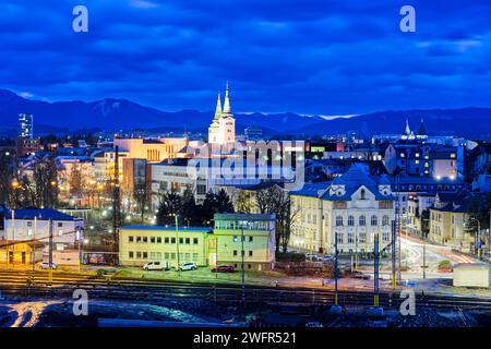 Zilina ville en Slovaquie en Europe vue du soir la nuit Banque D'Images