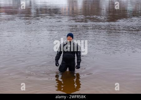 Grodno, Biélorussie - 28 janvier 2024 : un plongeur du service de secours est de service dans l'eau en cas d'urgence pendant la traditionnelle Temp annuelle Banque D'Images