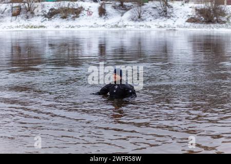 Grodno, Biélorussie - 28 janvier 2024 : un plongeur du service de secours est de service dans l'eau en cas d'urgence pendant la traditionnelle Temp annuelle Banque D'Images