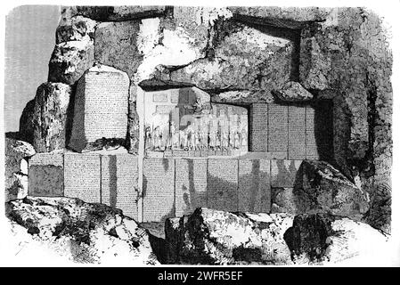 Inscription de Behistun ou Rocher, une inscription royale achéménide ou un relief rocheux sur une falaise au mont Behistun, Kermanshah Provence Iran. Gravure vintage ou historique ou Illustration 1863 Banque D'Images