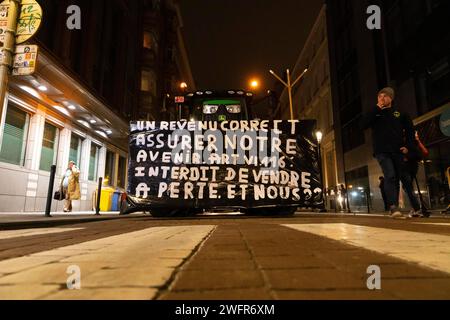 Nicolas Landemard/le Pictorium - des tracteurs arrivent à Bruxelles pour la manifestation des agriculteurs - 31/01/2024 - Belgique/Bruxelles/Bruxelles - au cours de la soirée et de la nuit, plusieurs dizaines de tracteurs sont arrivés dans la capitale belge avant la manifestation prévue pour février 1 devant les institutions européennes, lors du sommet européen. Depuis plusieurs jours, des agriculteurs de différents pays européens, dont la Belgique, font entendre leur voix. Il y a de nombreuses raisons à cette crise de longue date. Les centaines d'agriculteurs réunis dans le quartier européen ont l'intention de maintenir la pression Banque D'Images