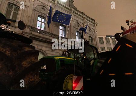 Nicolas Landemard/le Pictorium - des tracteurs arrivent à Bruxelles pour la manifestation des agriculteurs - 31/01/2024 - Belgique/Bruxelles/Bruxelles - au cours de la soirée et de la nuit, plusieurs dizaines de tracteurs sont arrivés dans la capitale belge avant la manifestation prévue pour février 1 devant les institutions européennes, lors du sommet européen. Depuis plusieurs jours, des agriculteurs de différents pays européens, dont la Belgique, font entendre leur voix. Il y a de nombreuses raisons à cette crise de longue date. Les centaines d'agriculteurs réunis dans le quartier européen ont l'intention de maintenir la pression Banque D'Images