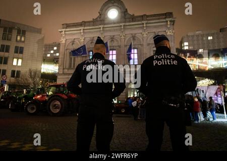 Nicolas Landemard/le Pictorium - des tracteurs arrivent à Bruxelles pour la manifestation des agriculteurs - 31/01/2024 - Belgique/Bruxelles/Bruxelles - au cours de la soirée et de la nuit, plusieurs dizaines de tracteurs sont arrivés dans la capitale belge avant la manifestation prévue pour février 1 devant les institutions européennes, lors du sommet européen. Depuis plusieurs jours, des agriculteurs de différents pays européens, dont la Belgique, font entendre leur voix. Il y a de nombreuses raisons à cette crise de longue date. Les centaines d'agriculteurs réunis dans le quartier européen ont l'intention de maintenir la pression Banque D'Images