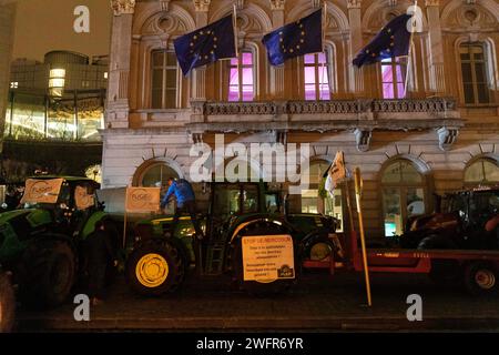 Nicolas Landemard/le Pictorium - des tracteurs arrivent à Bruxelles pour la manifestation des agriculteurs - 01/02/2024 - Belgique/Bruxelles/Bruxelles - au cours de la soirée et de la nuit, plusieurs dizaines de tracteurs sont arrivés dans la capitale belge avant la manifestation prévue pour février 1 devant les institutions européennes, lors du sommet européen. Depuis plusieurs jours, des agriculteurs de différents pays européens, dont la Belgique, font entendre leur voix. Il y a de nombreuses raisons à cette crise de longue date. Les centaines d'agriculteurs réunis dans le quartier européen ont l'intention de maintenir la pression Banque D'Images