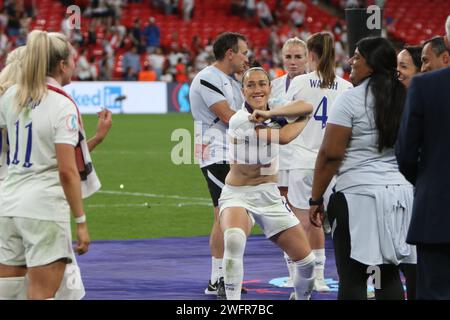 Lucy Bronze taquine Chloe Kelly à propos du retrait du maillot lors de la célébration des buts de l'UEFA Women's Euro finale Angleterre - Allemagne Wembley Stadium, Londres 31 juillet 2022 Banque D'Images