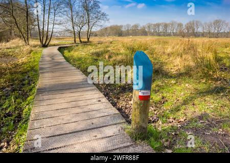 Panneau pour la célèbre route de Pieterpad à Drenthe, pays-Bas Banque D'Images