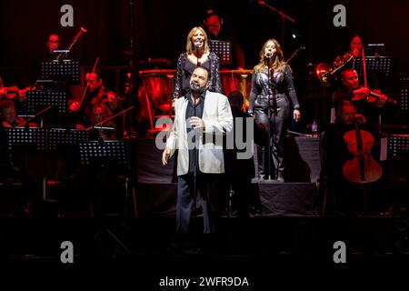 Marian Gold von Alphaville live BEI einerm Konzert der 40e anniversaire - The Symphonic Tour mit dem Deutschen Filmorchester Babelsberg in der Messehalle. Erfurt, 31.01.2024 *** Marian Gold d'Alphaville en concert du 40e anniversaire la tournée Symphonique avec le Deutsches Filmorchester Babelsberg à la Messehalle Erfurt, 31 01 2024 Foto:XM.xKremerx/xFuturexImagex alphaville 4112 Banque D'Images