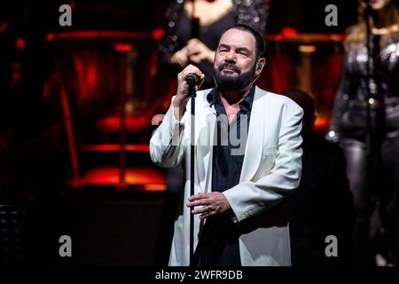 Marian Gold von Alphaville live BEI einerm Konzert der 40e anniversaire - The Symphonic Tour mit dem Deutschen Filmorchester Babelsberg in der Messehalle. Erfurt, 31.01.2024 *** Marian Gold d'Alphaville en concert du 40e anniversaire la tournée Symphonique avec le Deutsches Filmorchester Babelsberg à la Messehalle Erfurt, 31 01 2024 Foto:XM.xKremerx/xFuturexImagex alphaville 4116 Banque D'Images