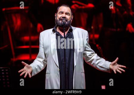 Marian Gold von Alphaville live BEI einerm Konzert der 40e anniversaire - The Symphonic Tour mit dem Deutschen Filmorchester Babelsberg in der Messehalle. Erfurt, 31.01.2024 *** Marian Gold d'Alphaville en concert du 40e anniversaire la tournée Symphonique avec le Deutsches Filmorchester Babelsberg à la Messehalle Erfurt, 31 01 2024 Foto:XM.xKremerx/xFuturexImagex alphaville 4129 Banque D'Images