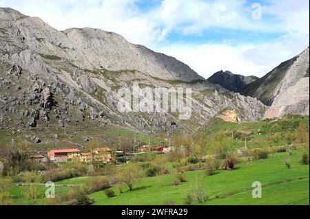 Puerto de Pajares (col de Pajares) vu depuis la province de Leon. Castilla y Leon, Espagne. Banque D'Images