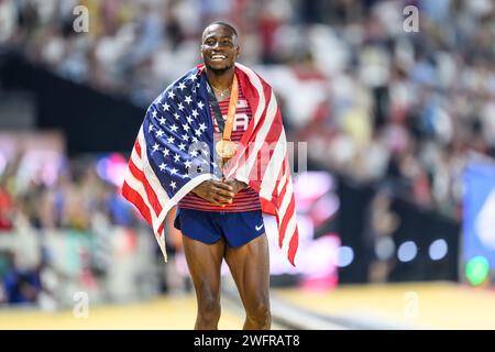 Grant HOLLOWAY célèbre sa médaille avec le drapeau aux Championnats du monde d'athlétisme 2023 de Budapest. Banque D'Images